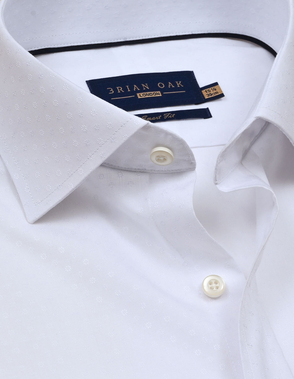 Chemise blanche à motif floral texturé et coupe élégante