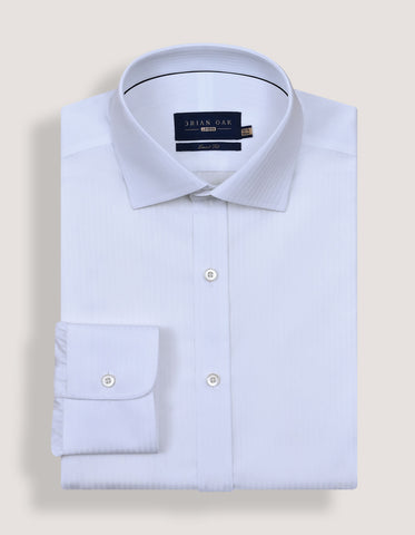 Chemise blanche à rayures texturées et coupe élégante