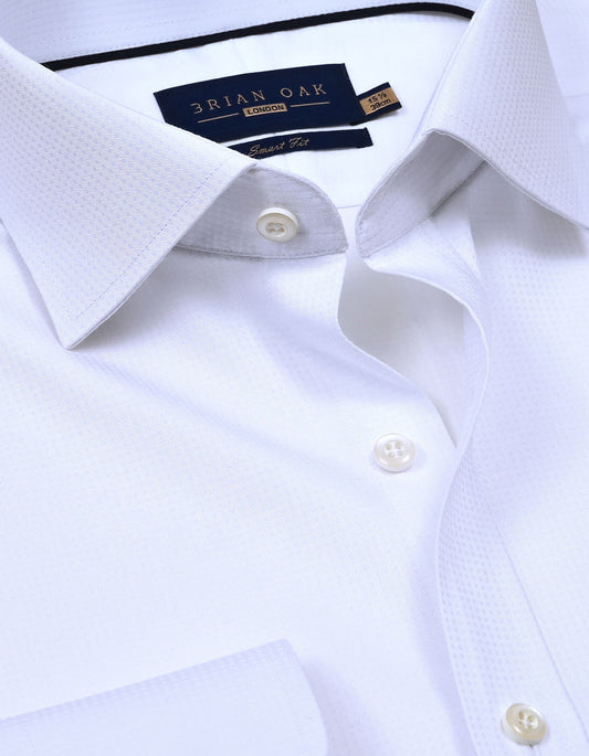 Chemise blanche texturée à pois, coupe ajustée