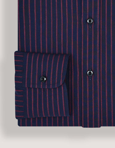 Chemise bleu marine à rayures rouges