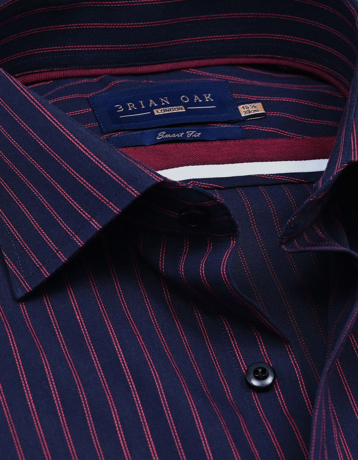 Chemise bleu marine à rayures rouges